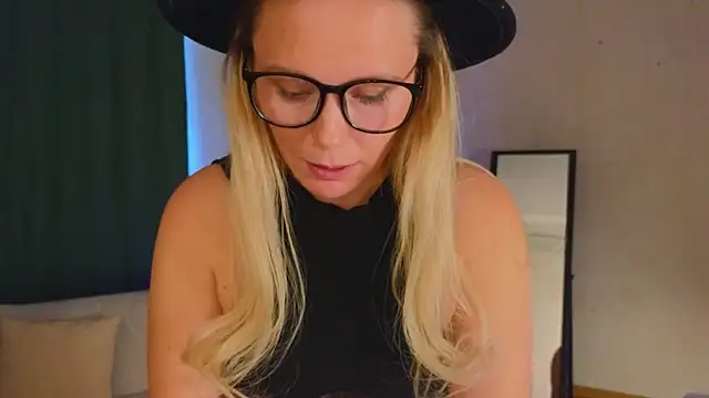 Snapshot of Charming_Daphny chatting on 12-10-24, 07:47 Charming Daphny online show from 12-10-24, 07:47