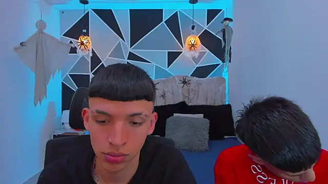 Snapshot of Juan_Nd_Steven chatting on 10-31-25, 04:57 Juan Nd Steven online show from 10-31-25, 04:57