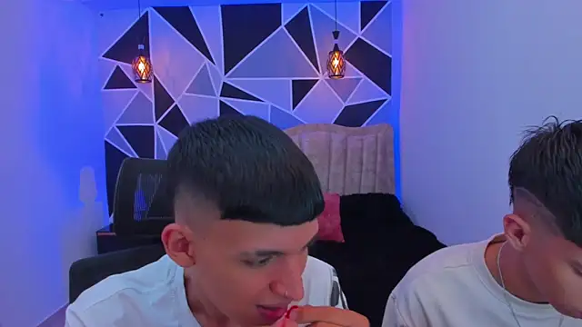 Snapshot of Juan_Nd_Steven chatting on 11-15-25, 04:32 Juan Nd Steven online show from 11-15-25, 04:32