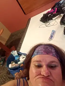 Snapshot of mcv131985 chatting on 10-17-25, 04:15 mcv131985 online show from 10-17-25, 04:15