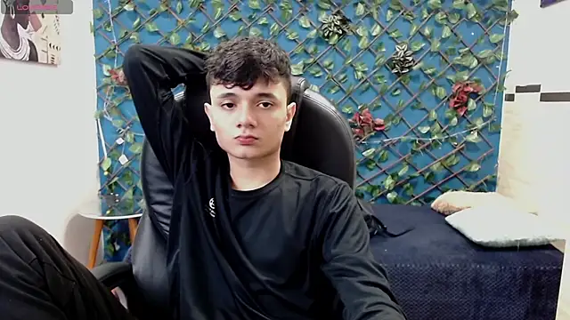 Snapshot of Waturox chatting on 02-05-25, 07:31 Waturox online show from 02-05-25, 07:31