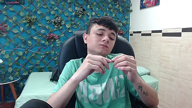 Snapshot of Waturox chatting on 02-11-25, 07:05 Waturox online show from 02-11-25, 07:05