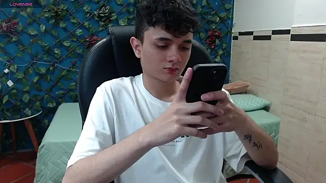 Snapshot of Waturox chatting on 02-13-25, 07:31 Waturox online show from 02-13-25, 07:31