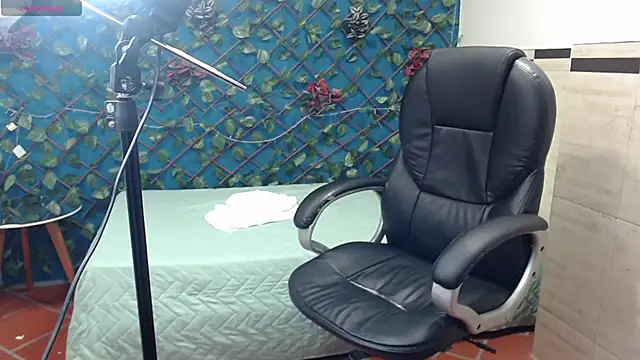 Snapshot of Waturox chatting on 02-14-25, 01:34 Waturox online show from 02-14-25, 01:34