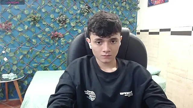 Snapshot of Waturox chatting on 02-14-25, 07:12 Waturox online show from 02-14-25, 07:12