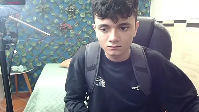 Snapshot of Waturox chatting on 02-15-25, 01:21 Waturox online show from 02-15-25, 01:21