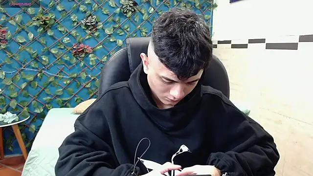 Snapshot of Waturox chatting on 02-15-25, 07:06 Waturox online show from 02-15-25, 07:06