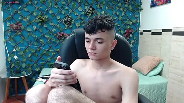 Snapshot of Waturox chatting on 02-17-25, 10:36 Waturox online show from 02-17-25, 10:36