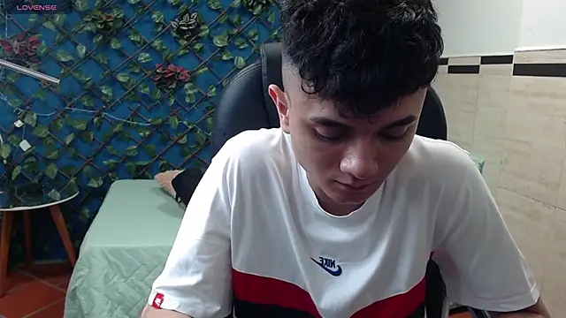 Snapshot of Waturox chatting on 02-18-25, 01:43 Waturox online show from 02-18-25, 01:43