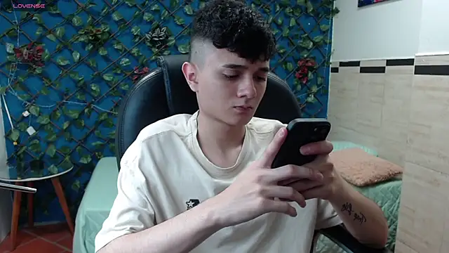 Snapshot of Waturox chatting on 02-19-25, 07:27 Waturox online show from 02-19-25, 07:27