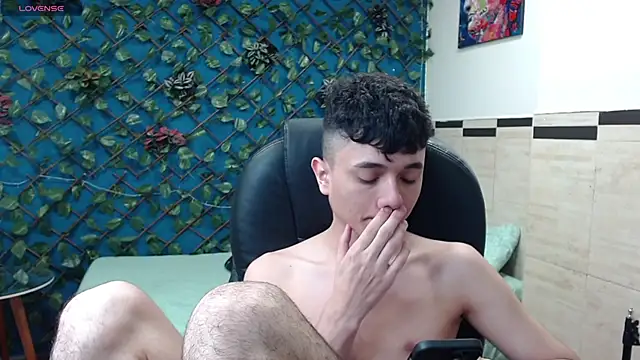 Snapshot of Waturox chatting on 02-21-25, 10:37 Waturox online show from 02-21-25, 10:37