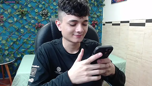 Snapshot of Waturox chatting on 02-22-25, 07:03 Waturox online show from 02-22-25, 07:03