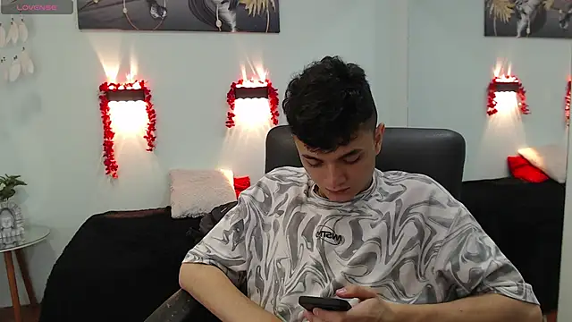 Snapshot of Waturox chatting on 02-24-25, 07:41 Waturox online show from 02-24-25, 07:41