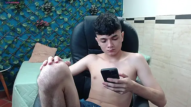 Snapshot of Waturox chatting on 02-25-25, 10:29 Waturox online show from 02-25-25, 10:29