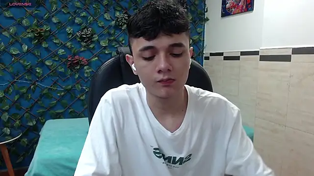 Snapshot of Waturox chatting on 02-27-25, 07:04 Waturox online show from 02-27-25, 07:04