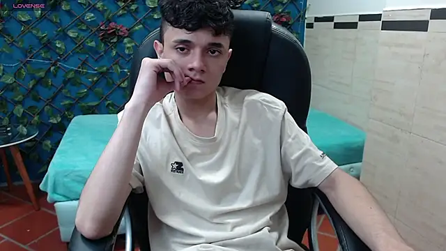 Snapshot of Waturox chatting on 03-01-25, 07:26 Waturox online show from 03-01-25, 07:26