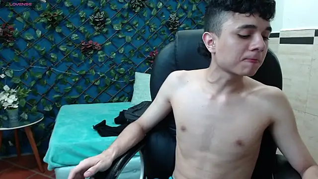 Snapshot of Waturox chatting on 03-03-25, 10:10 Waturox online show from 03-03-25, 10:10