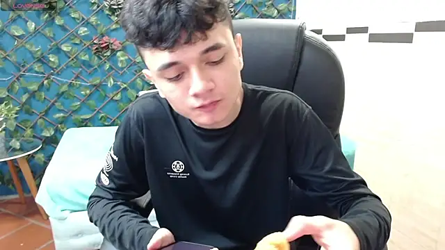 Snapshot of Waturox chatting on 03-04-25, 10:27 Waturox online show from 03-04-25, 10:27