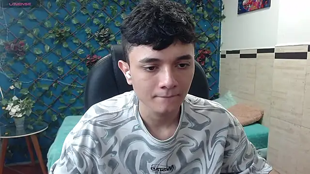 Snapshot of Waturox chatting on 03-05-25, 06:56 Waturox online show from 03-05-25, 06:56