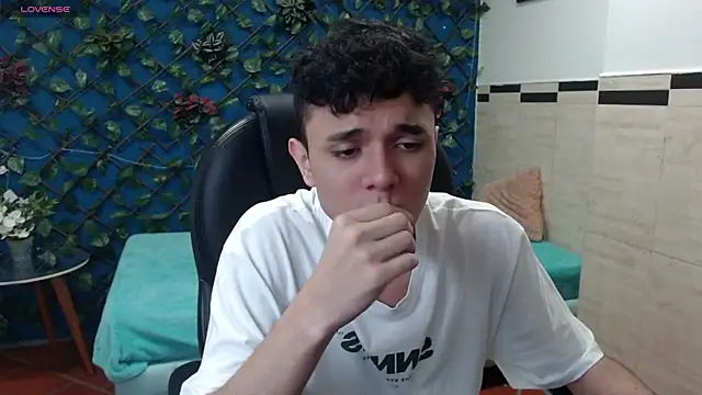 Snapshot of Waturox chatting on 03-06-25, 07:10 Waturox online show from 03-06-25, 07:10