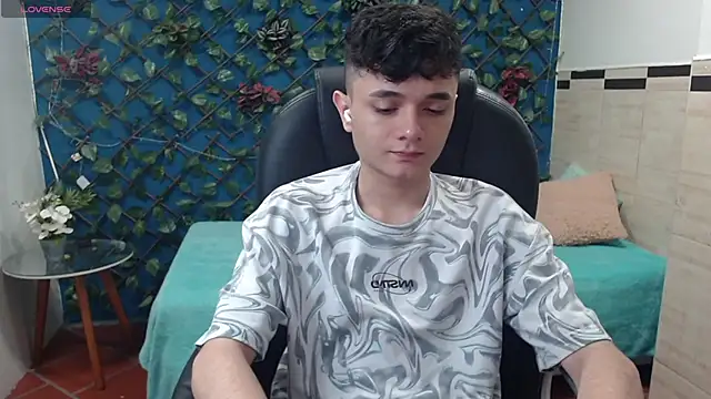 Snapshot of Waturox chatting on 03-13-25, 06:45 Waturox online show from 03-13-25, 06:45