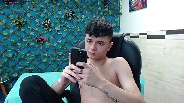 Snapshot of Waturox chatting on 03-17-25, 07:37 Waturox online show from 03-17-25, 07:37