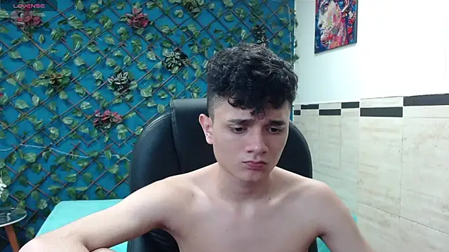 Snapshot of Waturox chatting on 03-17-25, 10:38 Waturox online show from 03-17-25, 10:38