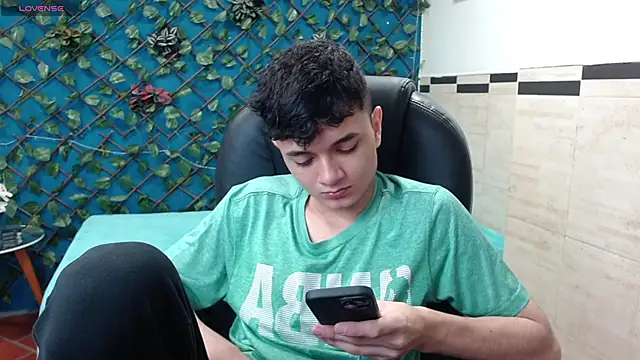 Snapshot of Waturox chatting on 03-18-25, 06:48 Waturox online show from 03-18-25, 06:48