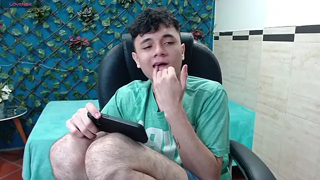 Snapshot of Waturox chatting on 03-18-25, 09:53 Waturox online show from 03-18-25, 09:53