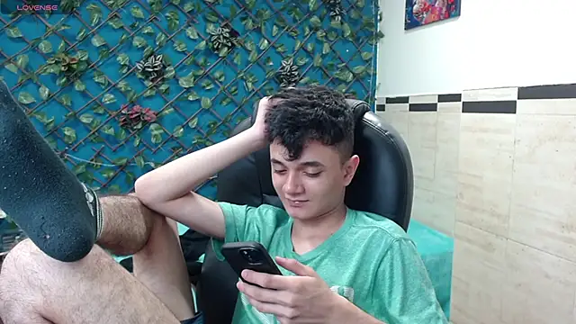 Snapshot of Waturox chatting on 03-19-25, 12:59 Waturox online show from 03-19-25, 12:59