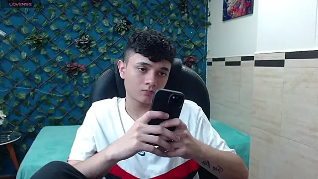 Snapshot of Waturox chatting on 03-19-25, 07:06 Waturox online show from 03-19-25, 07:06