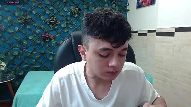 Snapshot of Waturox chatting on 03-19-25, 10:09 Waturox online show from 03-19-25, 10:09