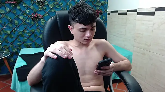 Snapshot of Waturox chatting on 03-21-25, 07:13 Waturox online show from 03-21-25, 07:13