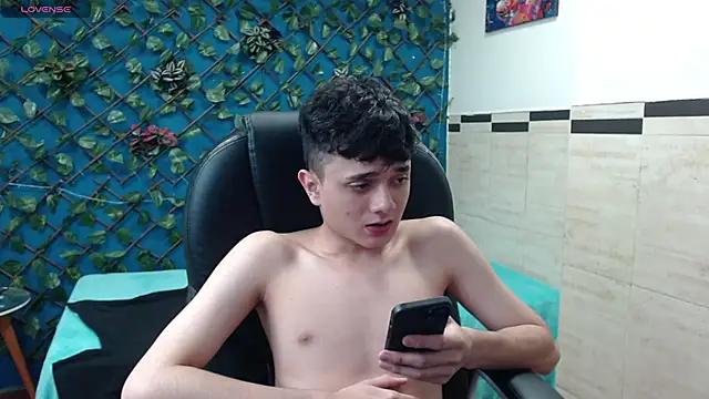 Snapshot of Waturox chatting on 03-21-25, 10:17 Waturox online show from 03-21-25, 10:17