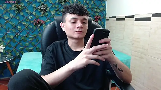 Snapshot of Waturox chatting on 03-22-25, 07:09 Waturox online show from 03-22-25, 07:09