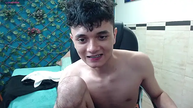 Snapshot of Waturox chatting on 03-23-25, 01:20 Waturox online show from 03-23-25, 01:20