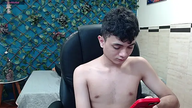 Snapshot of Waturox chatting on 09-19-25, 07:47 Waturox online show from 09-19-25, 07:47