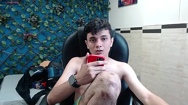 Snapshot of Waturox chatting on 10-06-25, 07:44 Waturox online show from 10-06-25, 07:44