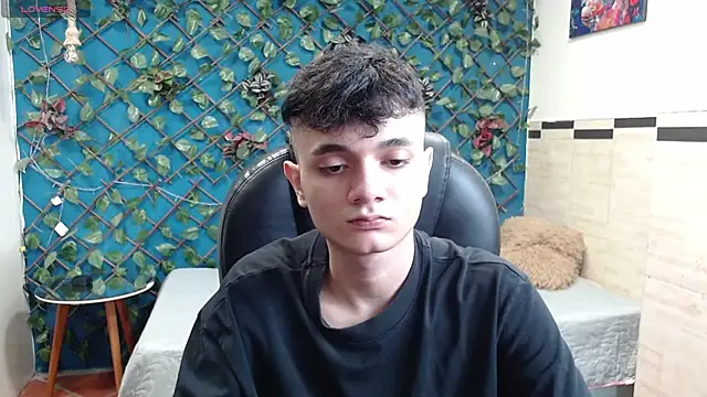 Snapshot of Waturox chatting on 10-21-25, 07:14 Waturox online show from 10-21-25, 07:14