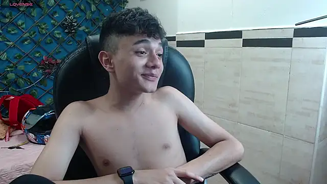 Snapshot of Waturox chatting on 10-28-25, 07:16 Waturox online show from 10-28-25, 07:16