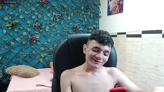 Snapshot of Waturox chatting on 10-31-25, 07:15 Waturox online show from 10-31-25, 07:15