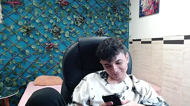 Snapshot of Waturox chatting on 11-08-25, 06:29 Waturox online show from 11-08-25, 06:29