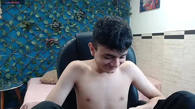 Snapshot of Waturox chatting on 11-12-25, 07:03 Waturox online show from 11-12-25, 07:03