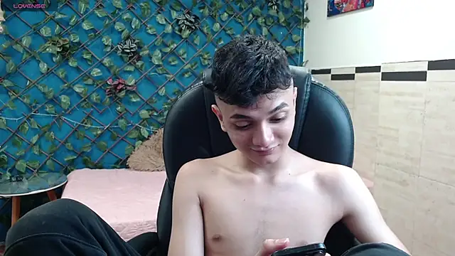 Snapshot of Waturox chatting on 11-15-25, 07:32 Waturox online show from 11-15-25, 07:32