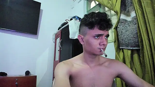 Snapshot of Waturox chatting on 11-17-25, 11:54 Waturox online show from 11-17-25, 11:54