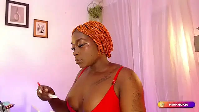 Snapshot of MiaKnox chatting on 12-26-24, 10:37 MiaKnox online show from 12-26-24, 10:37