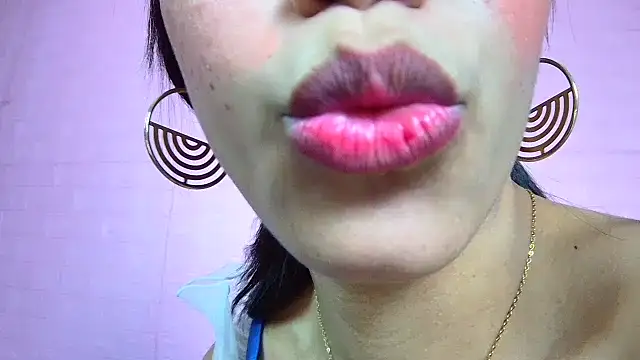 strawberrymia68 online show from 02-11-25, 01:09