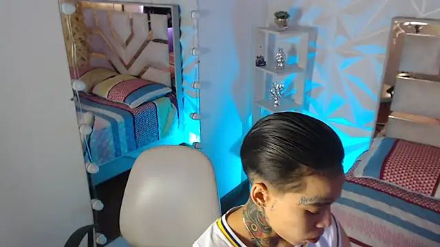 Jonesliam23 online show from 04-25-26, 08:28