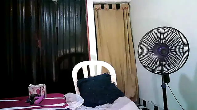 Snapshot of kimmiemm chatting on 10-02-25, 12:17 kimmiemm online show from 10-02-25, 12:17