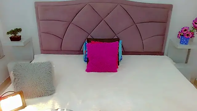 Snapshot of laura_sweett120 chatting on 02-14-25, 03:54 laura sweett120 online show from 02-14-25, 03:54